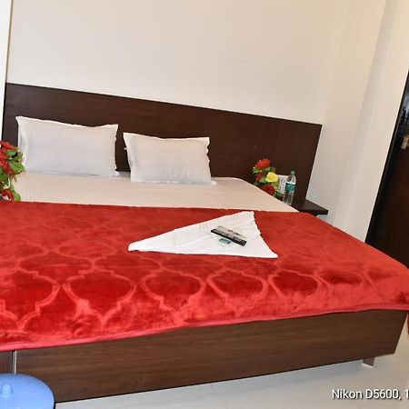Hotel Sai Shatabdi Shirdi Buitenkant foto