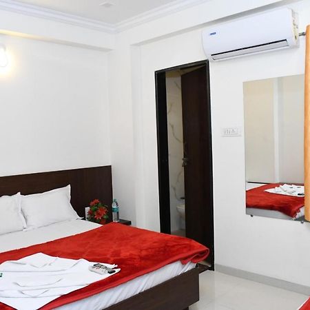 Hotel Sai Shatabdi Shirdi Buitenkant foto