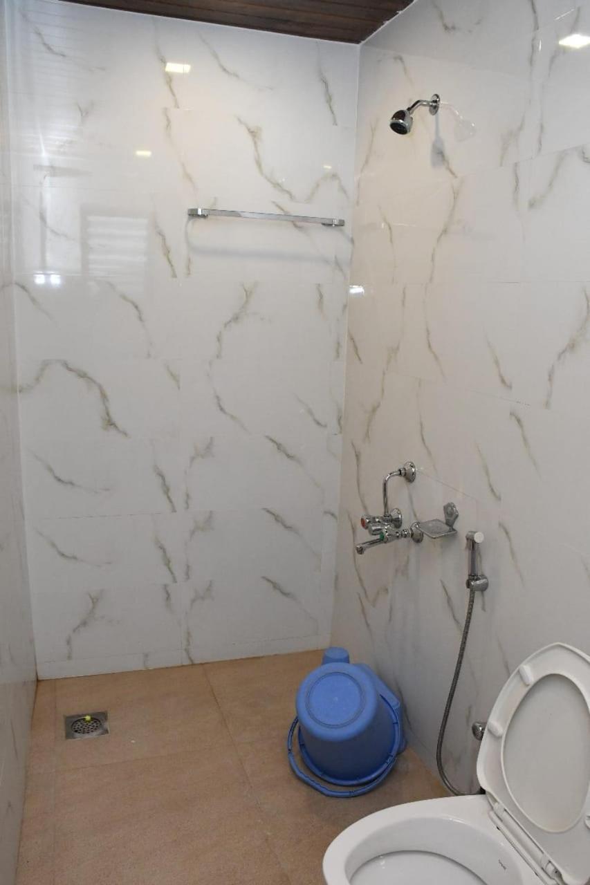Hotel Sai Shatabdi Shirdi Buitenkant foto
