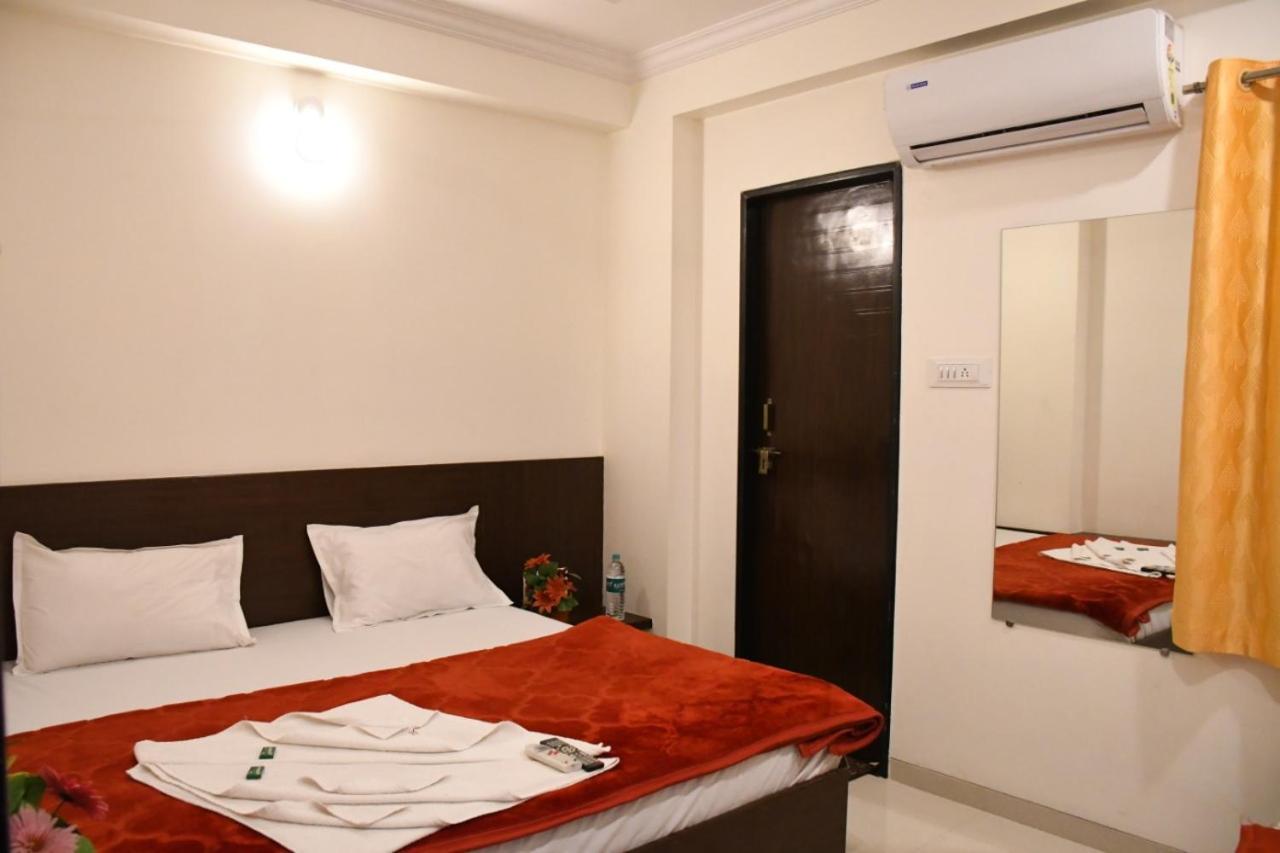 Hotel Sai Shatabdi Shirdi Buitenkant foto