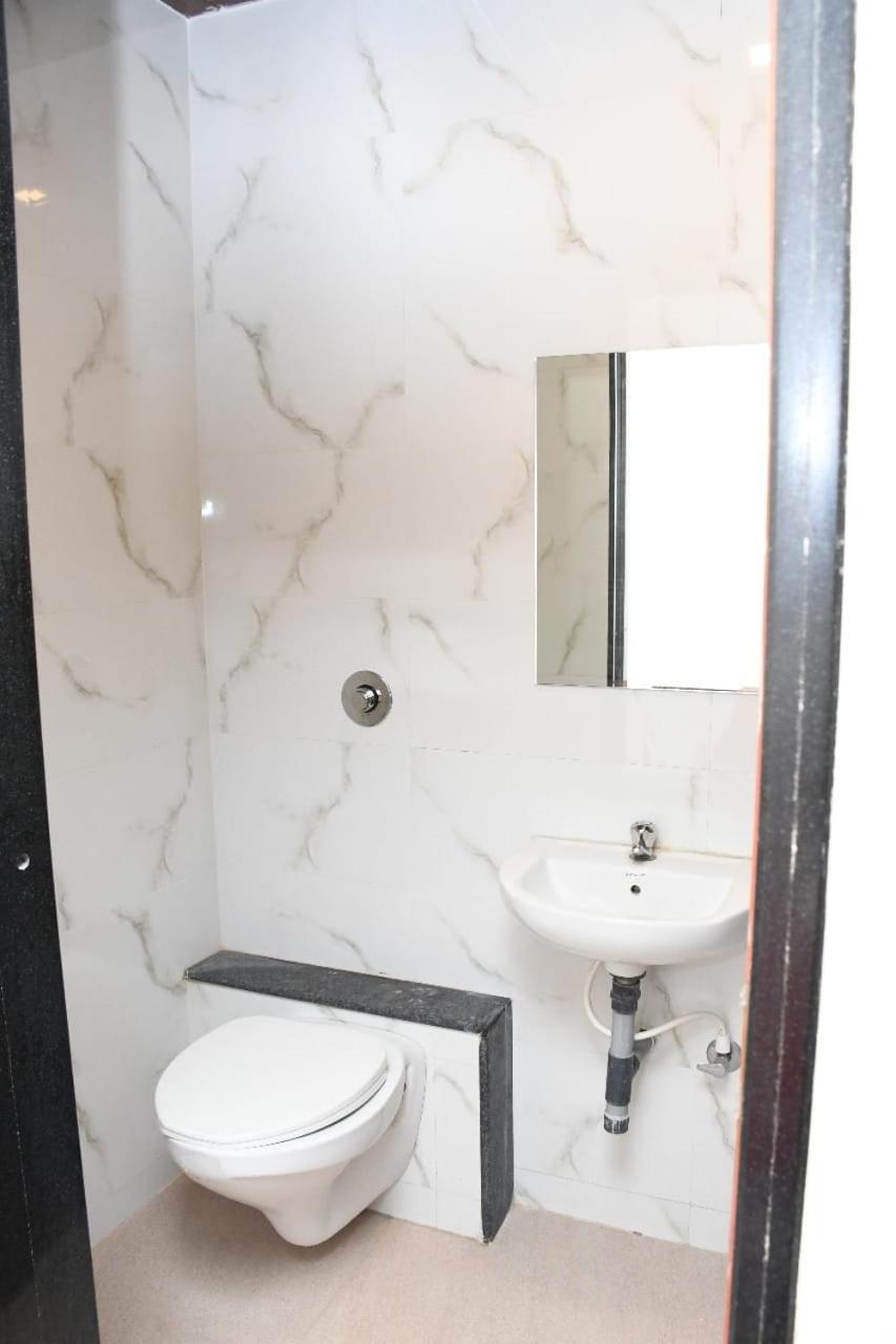 Hotel Sai Shatabdi Shirdi Buitenkant foto